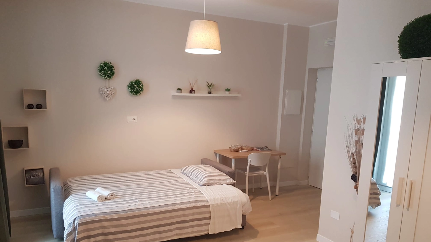 Background image showing one of the available bedrooms at La Finestra Blu &B